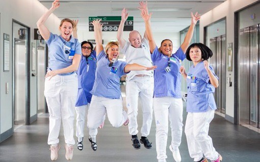 Glada och hoppande undersköterskor