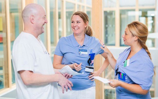  Glad hoppande personal i korridor